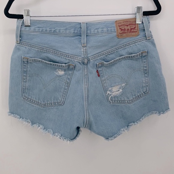 Levi’s 501 Light Stone Wash High Rise Distressed Denim Shorts Size 28 - Picture 2 of 5